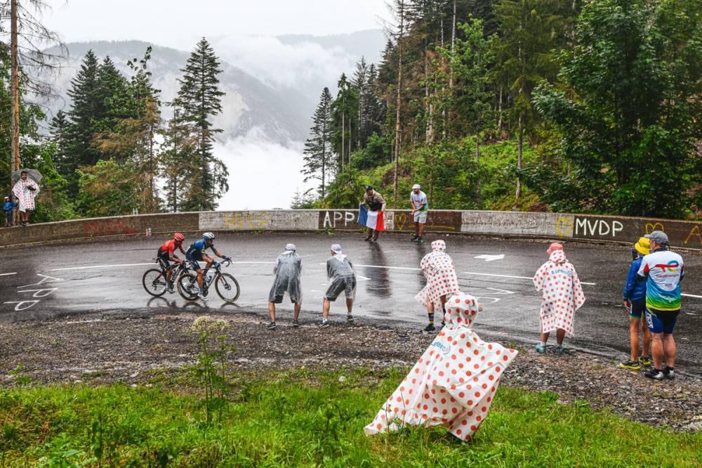 $!Teuns alza los brazos mientras Pogacar vuelca el Tour de Francia