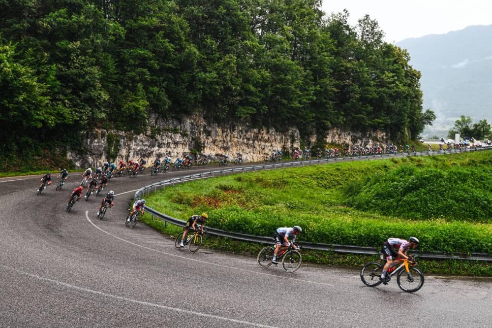 $!Teuns alza los brazos mientras Pogacar vuelca el Tour de Francia