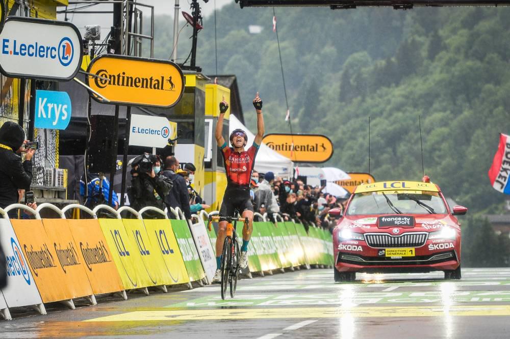 $!Teuns alza los brazos mientras Pogacar vuelca el Tour de Francia