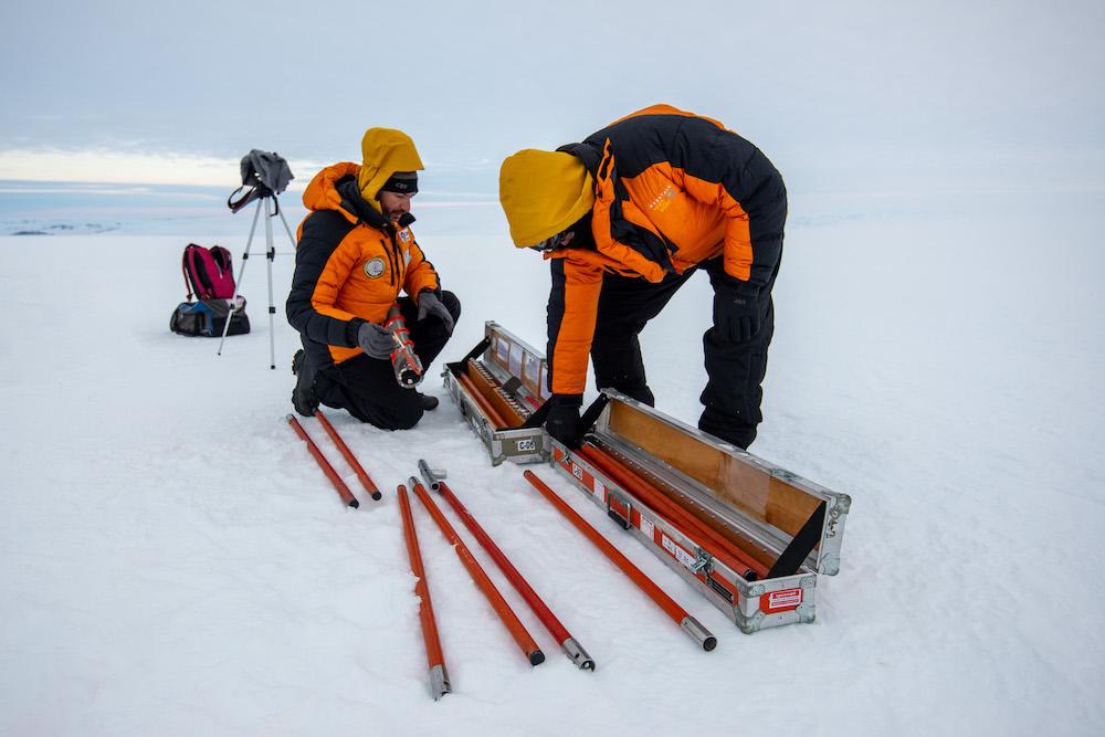 $!Investigadores glaciólogos en el terreno.