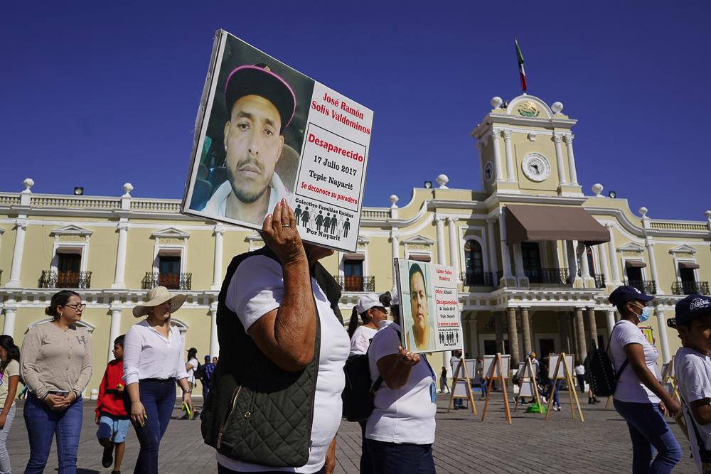 $!Familias de personas desaparecidas protestan en el centro de Tepic.