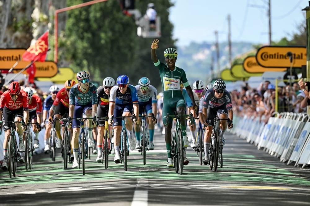 $!Girmay, un cohete al sprint, firma el triplete y Pogacar sigue líder