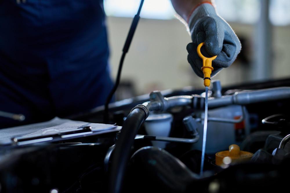 $!Causas frecuentes y soluciones: por qué tira aceite un carro