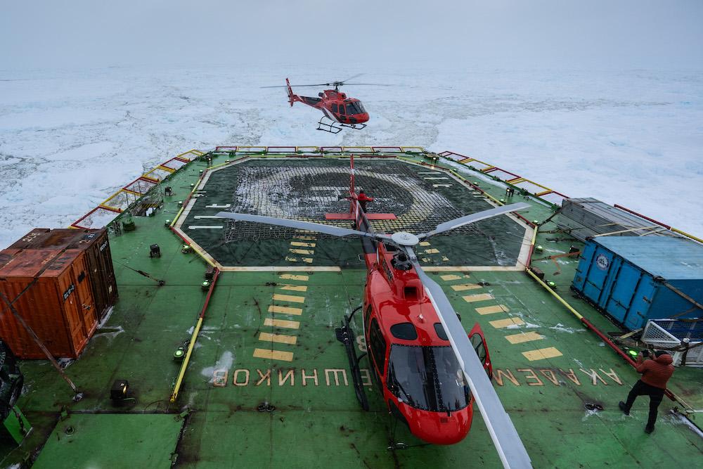$!Helicópteros de la misión, al regresar al buque, luego de actividades de expedición.