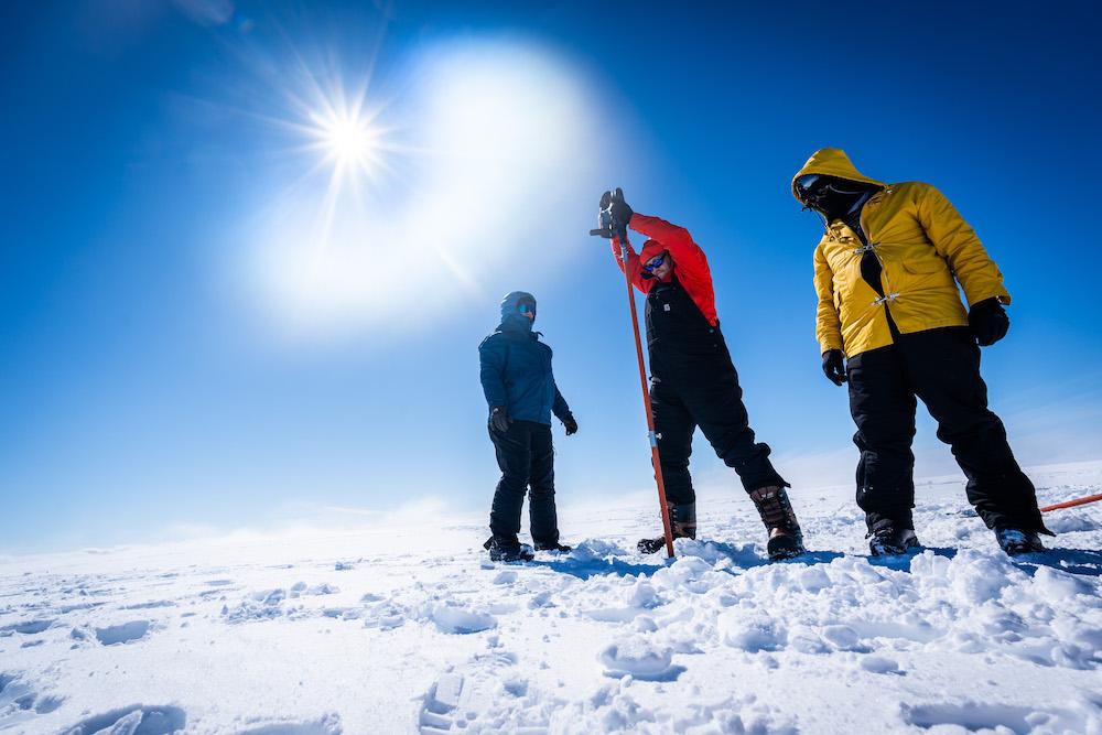 $!Investigadores en el terreno para iniciar las perforaciones e extracciones de muestras de nieve.