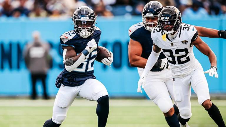 El corredor Tyjae Spears gana algunas yardas para los Titans.