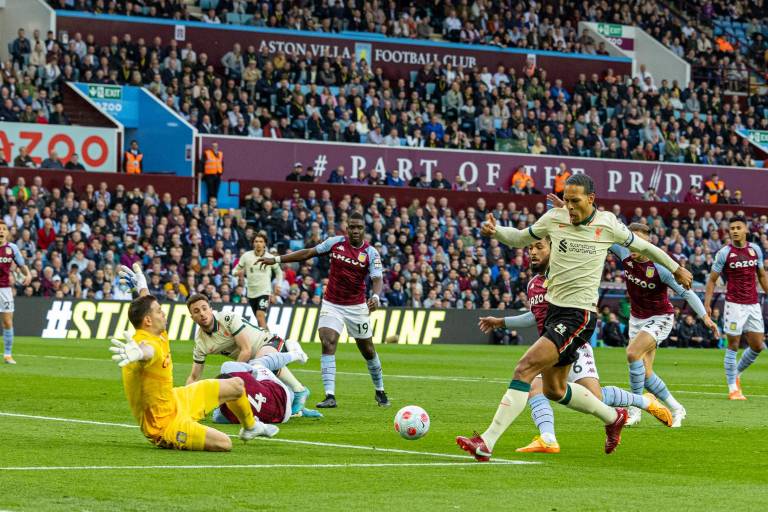 Liverpool se lo dio vuelta a Aston Villa y no se baja de la pelea