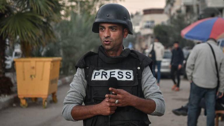 El corresponsal de TV Mustafa Al-Bayed, informando desde Gaza.