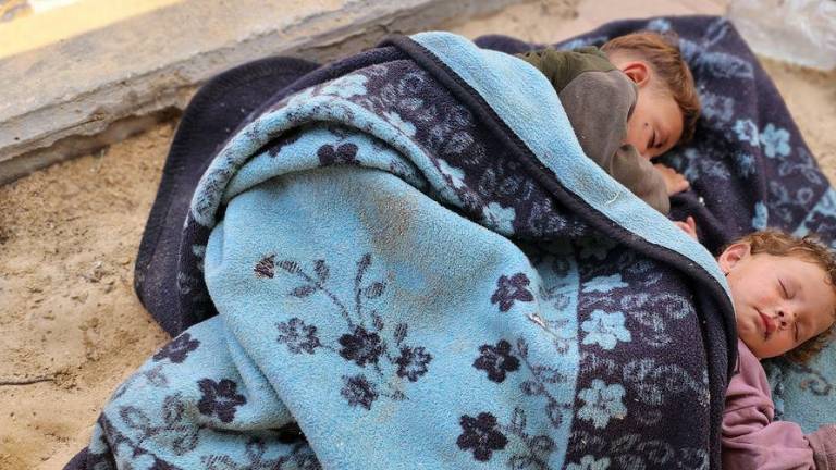 Niños durmiendo a la intemperie en al-Mawase, en el sur de la Franja de Gaza.