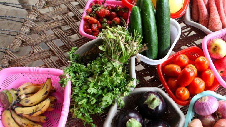 Frutas y verduras frescas preparadas para cocinar.