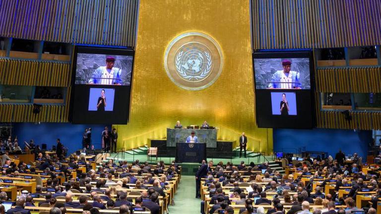 Philemon Yang (en el podio y en las pantallas), Presidente del 79º período de sesiones de la Asamblea General de las Naciones Unidas, pronuncia un discurso en la inauguración de la Cumbre del Futuro.