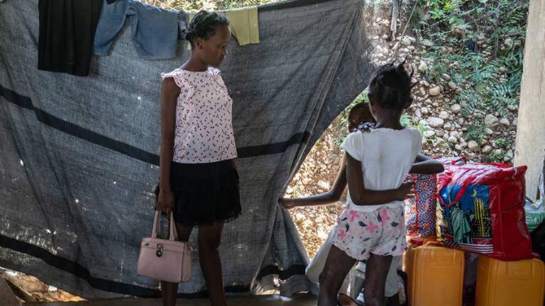 Esta familia desplazada por la violencia vive en una escuela inacabada en Puerto Príncipe, Haití.