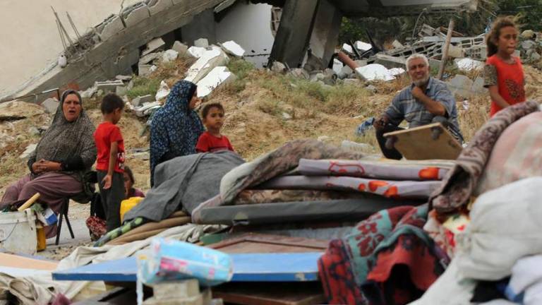 Las familias desplazadas por el conflicto de Gaza siguen buscando un lugar seguro donde refugiarse.
