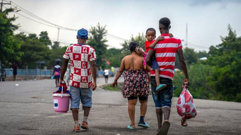 Los miembros de una familia haitiana regresan de la República Dominicana cargados con las pocas posesiones que tienen.