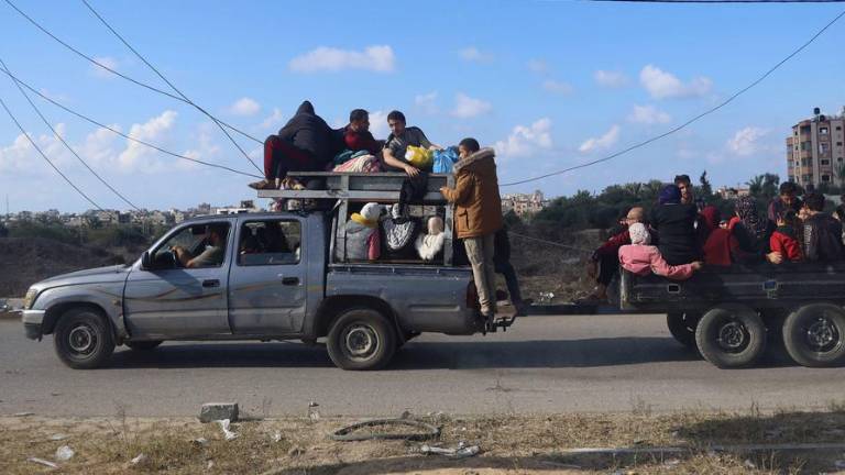 Las personas que huyen de los combates en Gaza siguen buscando lugares seguros donde refugiarse en el enclave.