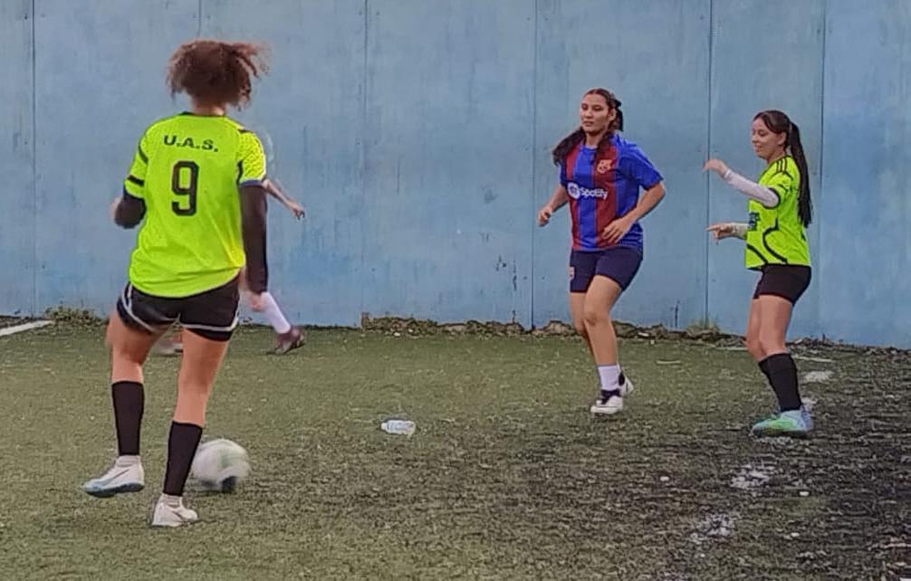 $!Prepa Vasconcelos se impone con autoridad a Colegio Remington, en la Liga Estudiantil