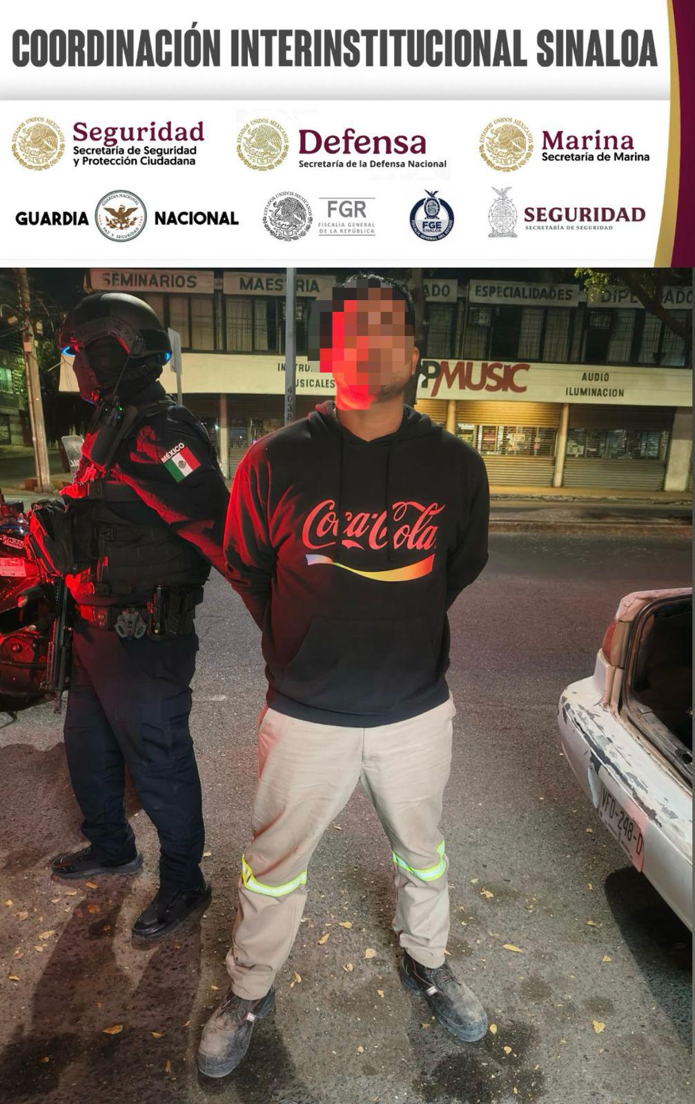 $!Detienen a tres hombres con presunta droga en el centro de Culiacán