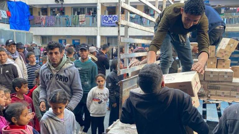 La ayuda alimentaria llega a una escuela de la UNRWA convertida en refugio en Gaza.