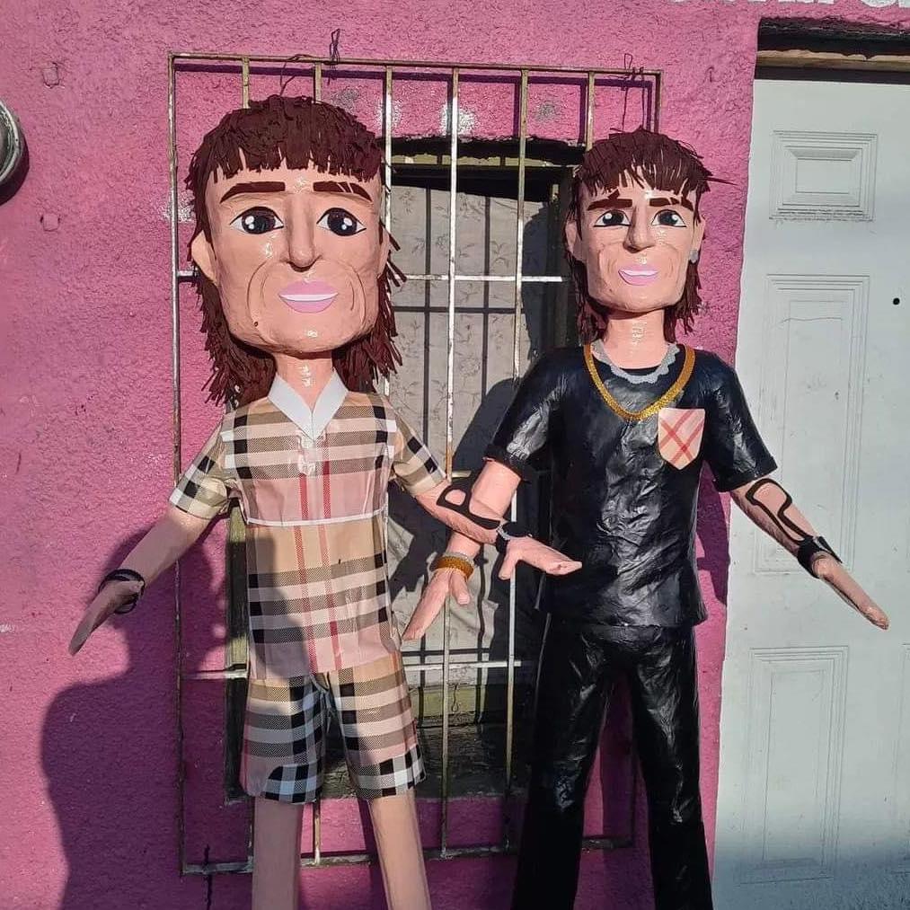 $!Crean piñatas de Peso Pluma y se viralizan en redes