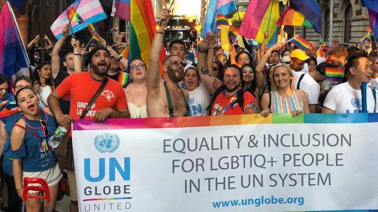 Trabajadores de la ONU participan en la marcha del Orgullo LGTBI en Nueva York.