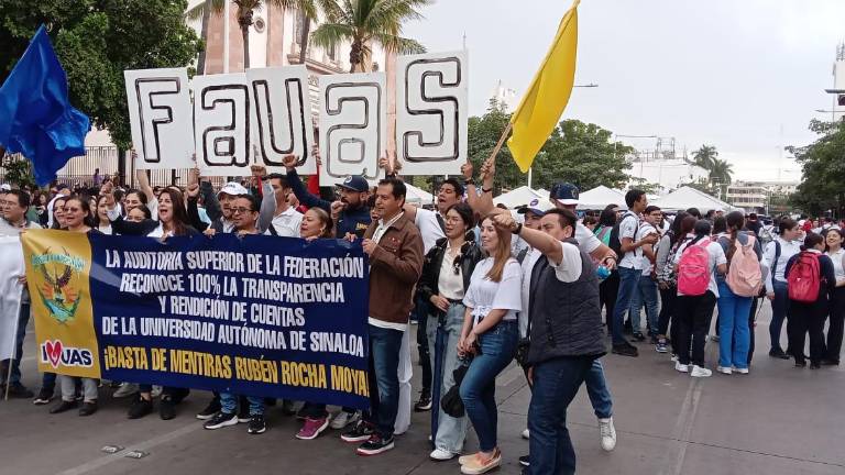 Entre sus pancartas y banderas figuran mensajes en contra del Gobernador Rubén Rocha Moya.