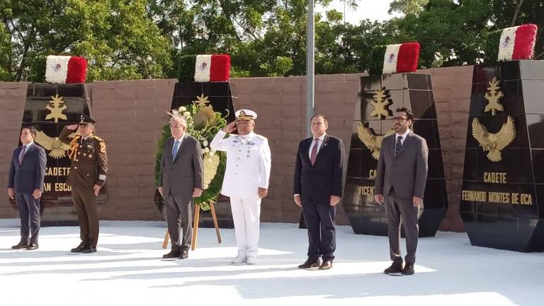 Rubén Rocha Moya, acompañado por los mandos militares y civiles, llevaron a cabo una ofrenda floral.