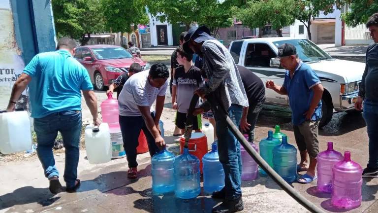 En total se destinarán 89 millones 975 mil 104.20 pesos para el arrendamiento de 400 viajes de pipas con capacidad para 10 mil litros de agua cada una.