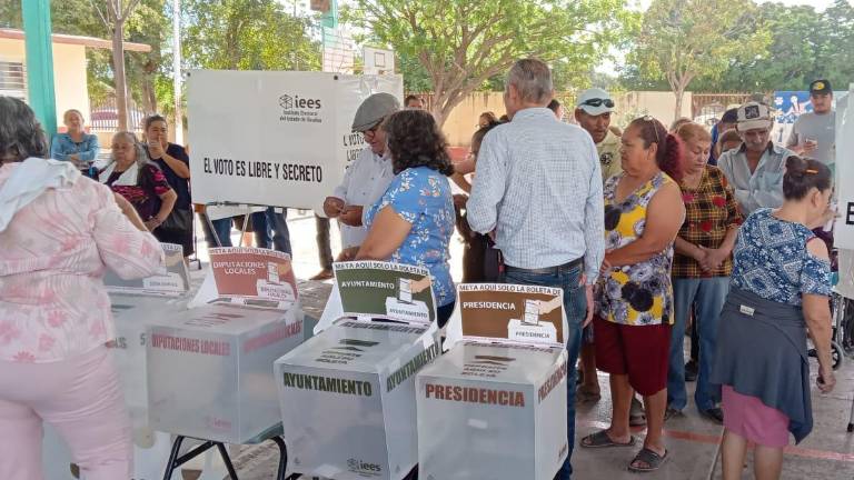 La propuesta de reforma prohibiría a los partidos políticos cualquier acto de proselitismo o actividades ordinarias fuera del País.