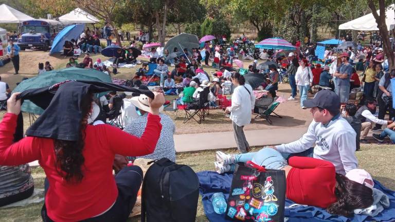 El jardín del Centro de Ciencias se pintó de los colores de las paraguas, mantas y carpas de los cientos de personas asistentes.