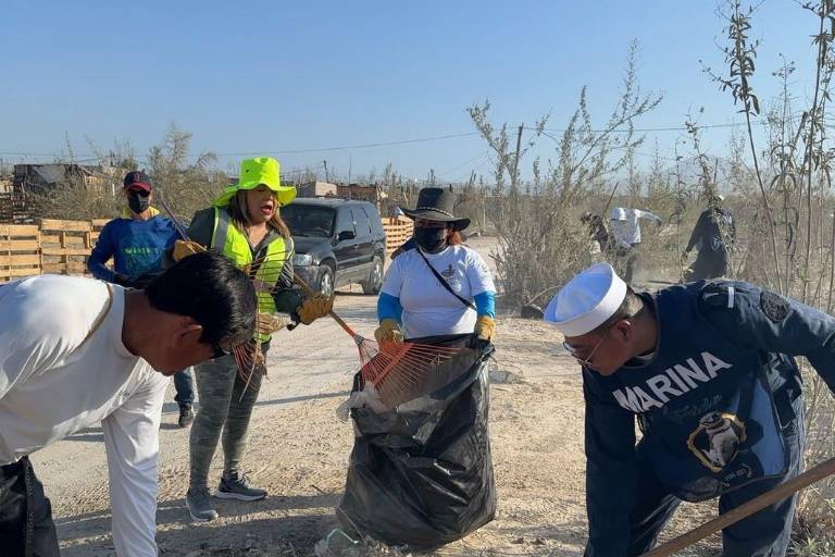 Personal naval realiza labores de limpieza en Cabo San Lucas, Baja California Sur