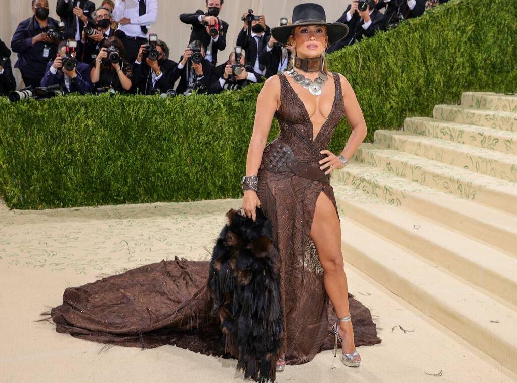 $!Extravagancia y glamour lucen los famosos que asisten al desfile del MET Gala 2021