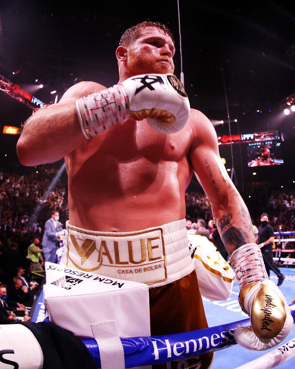 $!Canelo Álvarez noquea en 11 rounds a Caleb Plant y unifica los títulos supermedianos