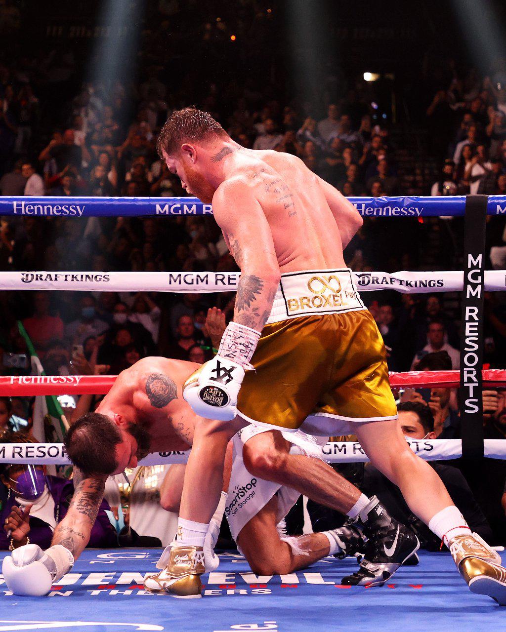 $!Canelo Álvarez noquea en 11 rounds a Caleb Plant y unifica los títulos supermedianos