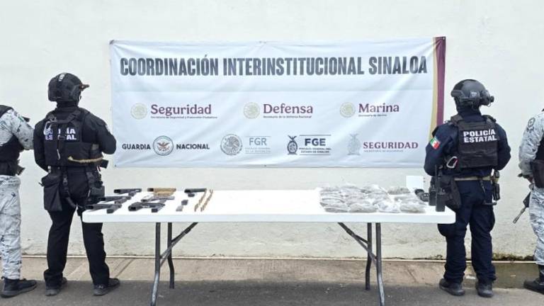 Autoridades aseguraron armas y droga durante operativo en el penal de Aguaruto, en Culiacán.