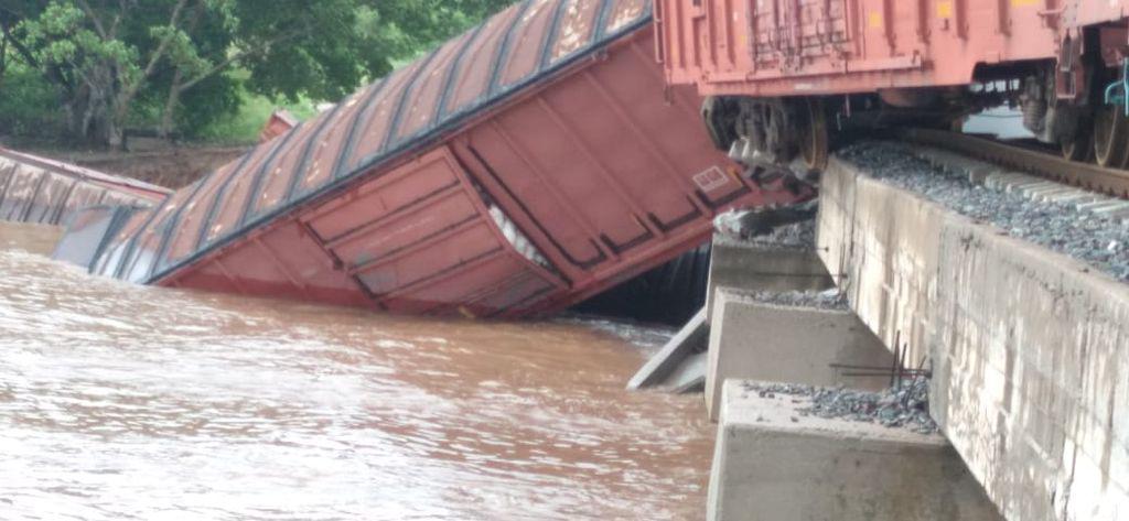 $!Por lluvias de ‘Nora’ descarrila tren cerca de Las Labradas, San Ignacio