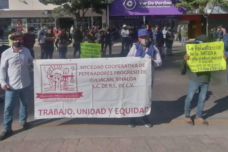 Gobierno de Culiacán les cumple a pepenadores; les dan permiso para seguir trabajando en el basurón municipal