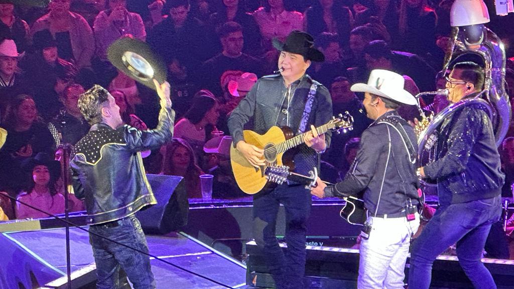 $!La primera sorpresa de la noche fue la presencia del grupo Los Plebes del Rancho de Ariel Camacho.