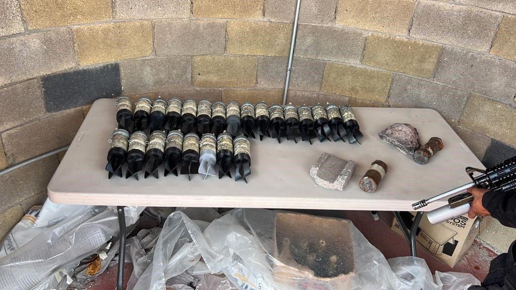 $!Aseguran 40 granadas con adaptación para dron en un ‘castillo’ de Teocaltiche, Jalisco