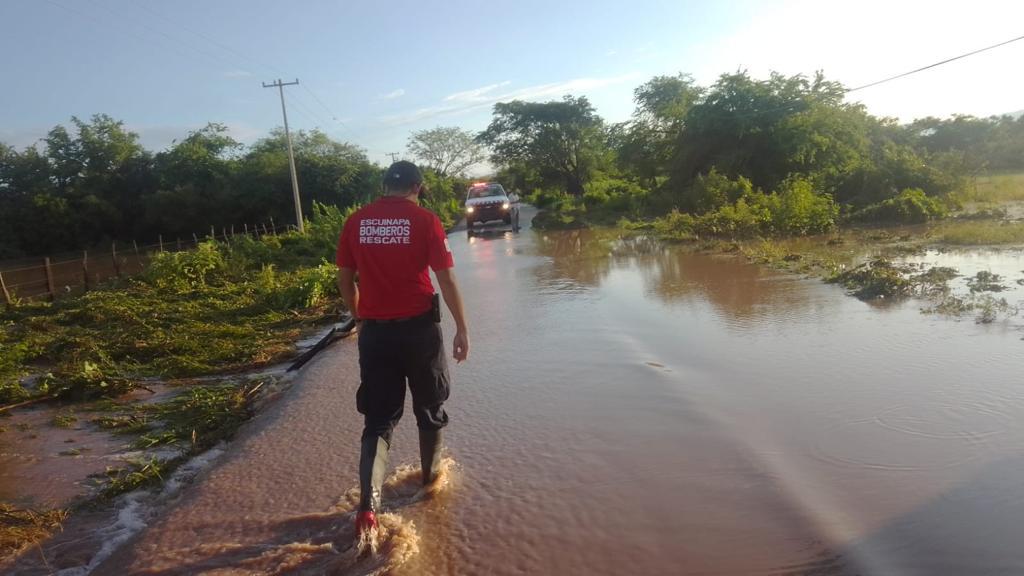 $!Al sur de Escuinapa, en La Concha, el Río Las Cañas incrementa de nivel y alcanza viviendas