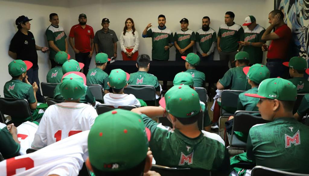 $!La selección mexicana U-10 recibe sus uniformes