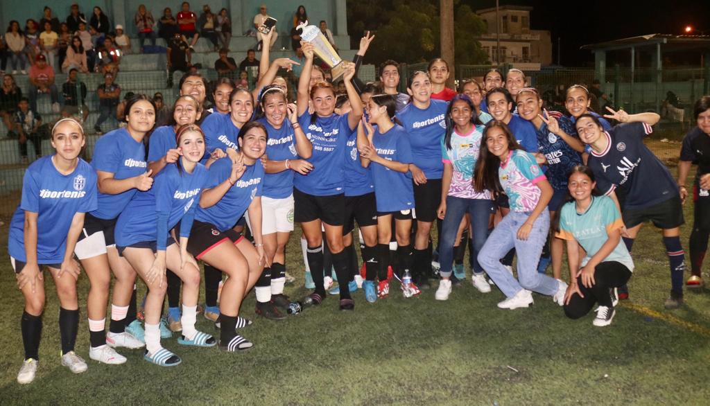 $!Leonas Piña se proclaman campeonas de la Copa de Futbol Invierno Imdem