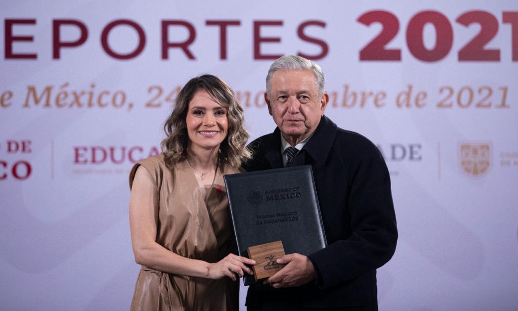 $!Sinaloenses Julio Urías y María Espinoza reciben el Premio Nacional de Deportes 2021
