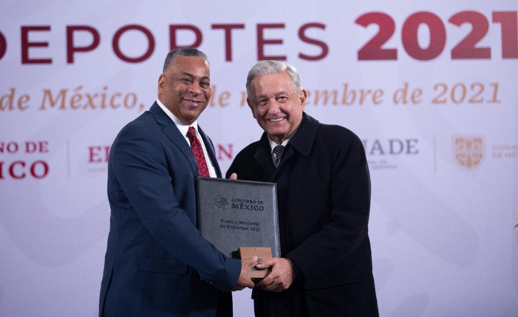 $!Sinaloenses Julio Urías y María Espinoza reciben el Premio Nacional de Deportes 2021