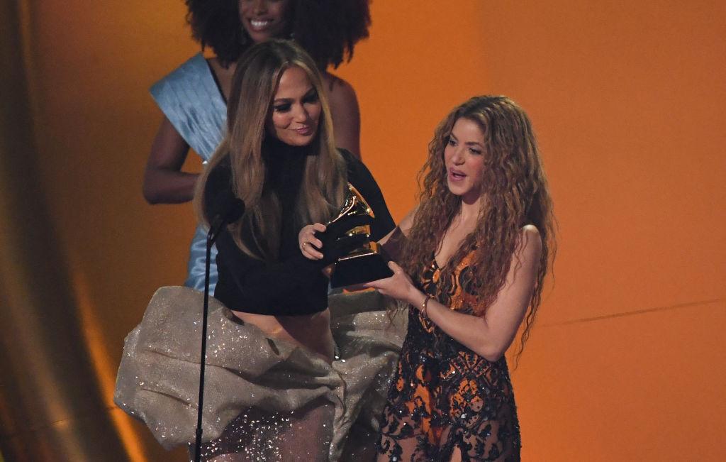 $!Shakira recibió su premio de manos de JLo.