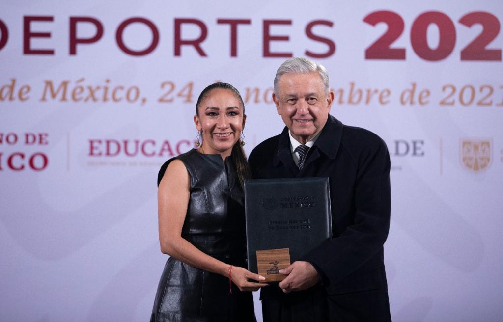 $!Sinaloenses Julio Urías y María Espinoza reciben el Premio Nacional de Deportes 2021