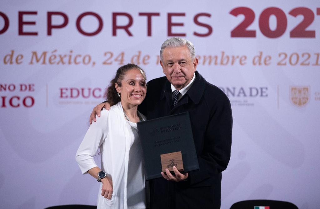$!Sinaloenses Julio Urías y María Espinoza reciben el Premio Nacional de Deportes 2021