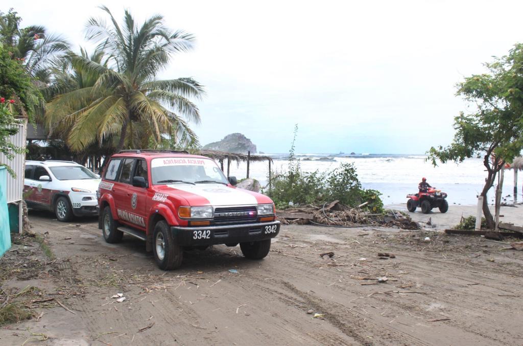 $!En la Isla de la Piedra los efectos de ‘Kay’ dañan 12 restaurantes y casi 200 paraguas, reporta Protección Civil