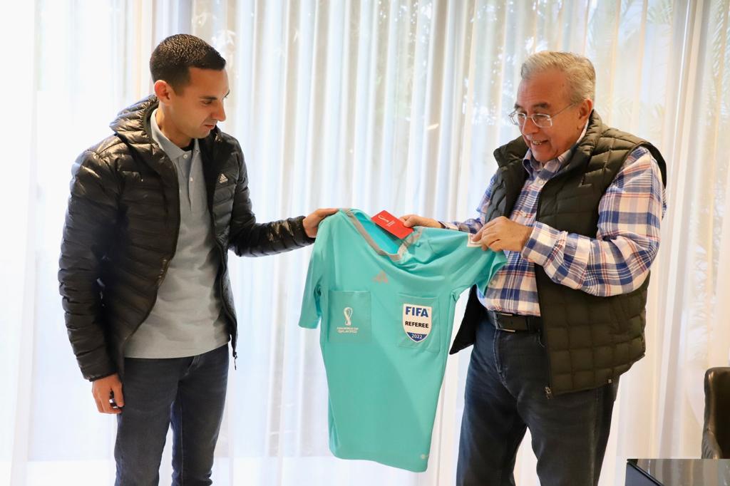 $!Rocha Moya recibe a árbitro mundialista César Ramos
