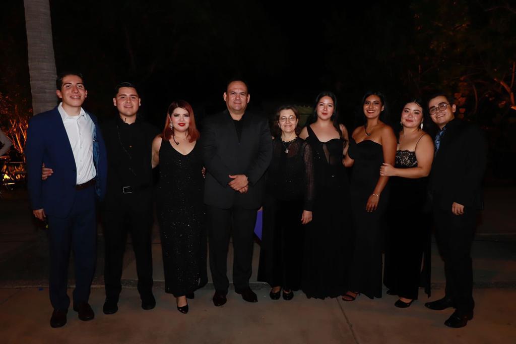 $!El Taller de Ópera de Sinaloa, con su director José Manuel Chú, luego de compartir su canto.