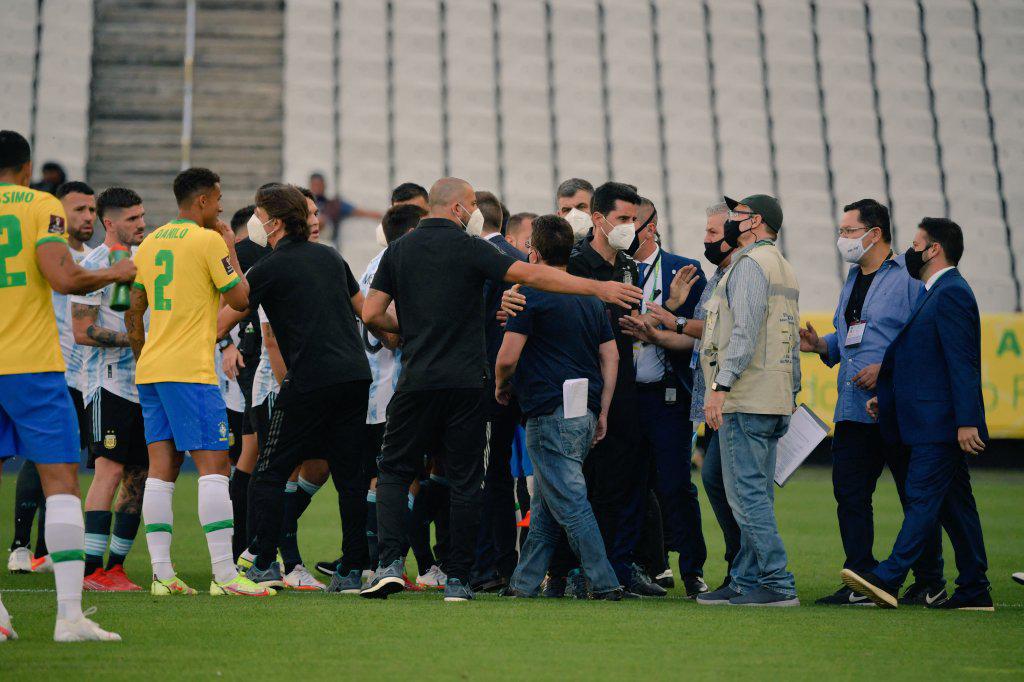 $!El Brasil-Argentina se suspende por ingreso de autoridades sanitarias a la cancha